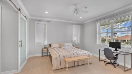 Key West Style 4-4 House, Heated Pool, Deck, Canal, Outdoor Kitchen & More Отели рядом с достопримечательностью «Парк Каксамбас Бот»