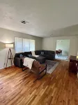 Pet & family friendly 3bd house, central location, fenced yard.