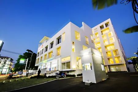 Karin Hotel & Service Apartment Отели в г. Si Racha