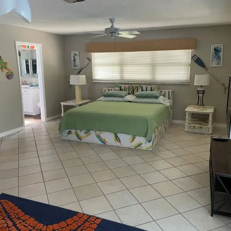 Spacious 3 BR 2 Bath House On Deep Canal With Screened Heated Pool