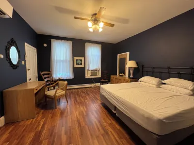 Cozy Downtown Condo(Dog Friendly) 3.5 Blocks to Beach.1 block to Washington Mall