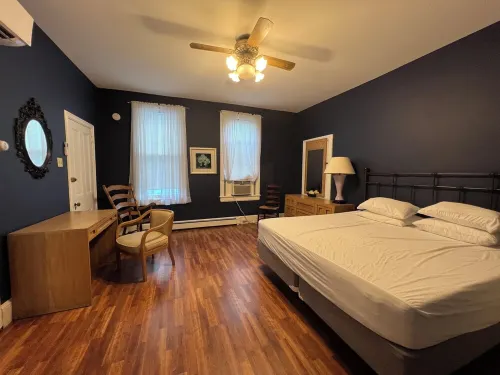 Cozy Downtown Condo(Dog Friendly) 3.5 Blocks to Beach.1 block to Washington Mall