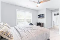 NEW! 4 BR 3.5 BA Sleeps 8 5 mins from UGA Hotels near Walmart Supercenter