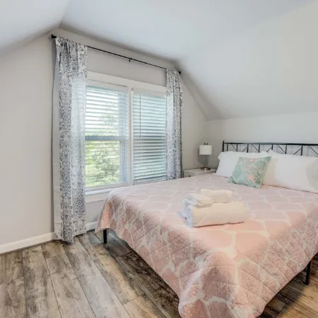 Crab Shack in Town-Walk to beach and restaurants-Sleeps 6