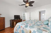 Bayside condo with access to all Pointe West amentities and beautiful beaches!