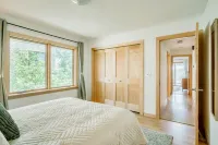 Lakefront Koselig Cottage - Modern 3Br Retreat w/ Nespresso Coffee Bar & Arcade Hotels in Plymouth