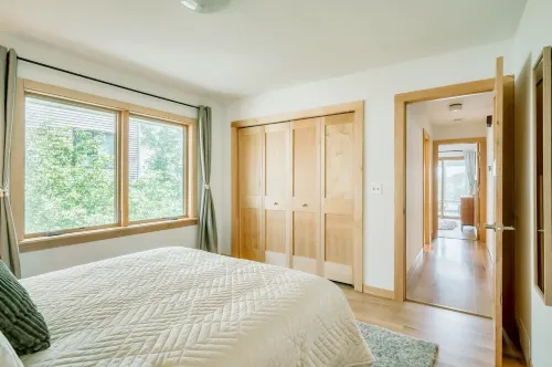 Koselig Cottage on Medicine Lake w/ Chef's Kitchen, Coffee Bar, Arcade & Dock