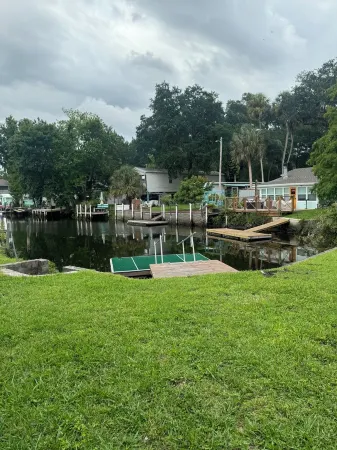 Just a couple minute paddle to hospital hole in Weeki Wachee. Pet friendly. Отели рядом с достопримечательностью «Уики Уэши Спринг»