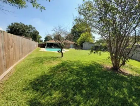 “Big Jer’s” with a Cement Pond Отели рядом с достопримечательностью «Космический центр в Хьюстоне»