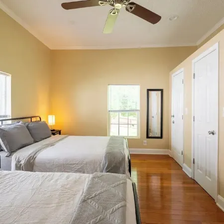 Modern 3-bedroom house, TV each room,big fence yard, Pet stay free, Lighted Deck