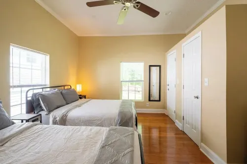 Modern 3-bedroom house, TV each room,big fence yard, Pet stay free, Lighted Deck