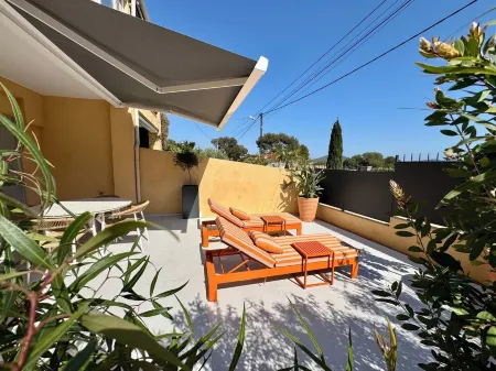 Near beach and port, renovated T2 sea view apartment with large terrace and private parking space