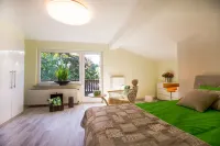 Separate, Comfortable House for 6-8 Guests - 3 Bedrooms, 3 Bathrooms - Wifi