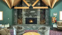 Loon's Edge Retreat -Recently Renovated, Ski, Hike, Mountain views, Pool/hot tub