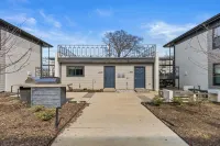 Cozy Queen Bed + Sofa Bed Studio | Free Parking | Mins to DT | VAMC | UTHSC