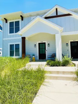 NEW! Hot Tub! Short Walk to Sheridan Beach. Free Parking!