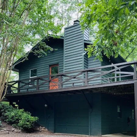 Cozy mountain cabin in Hiawassee!