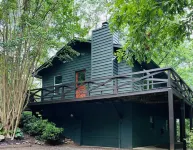 Cozy mountain cabin in Hiawassee!