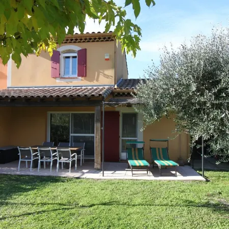 Cozy holiday home 7p in holiday park with large swimming pool in Arles, wifi, air conditioning