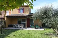 Cozy holiday home 7p in holiday park with large swimming pool in Arles, wifi, air conditioning