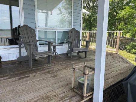 Quiet Lakefront!  Kayak, sup, Lilypad, game room! Pet friendly!