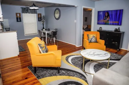 Downtown Cozy 2 Br Apt - 4Min Drive MardiGras Park