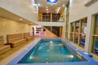 Double M Exquisite Suites and Lounge