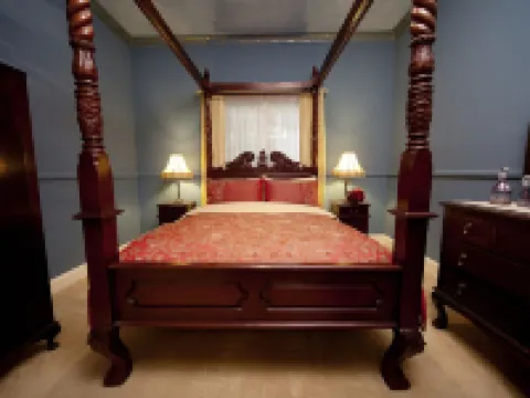 Mountain Whispers Strawberry Patch Hotels in Leura