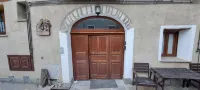 Finely renovated two-room apartment with typical stone vaults.