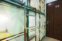 Kabin Kapsul Kayu Jati V Jakarta - Male Only
