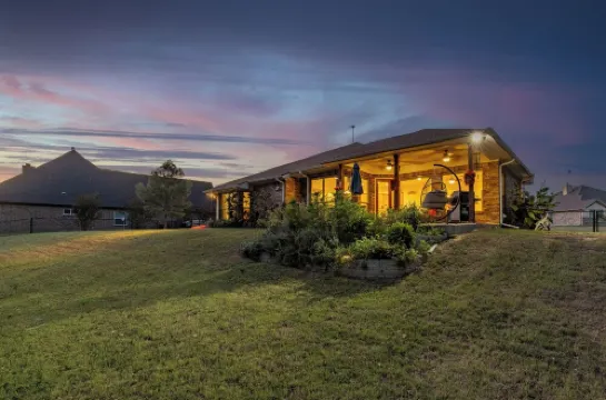 Cozy Lakefront Serenity-Dock & Boatlift, Firepit & Fish
