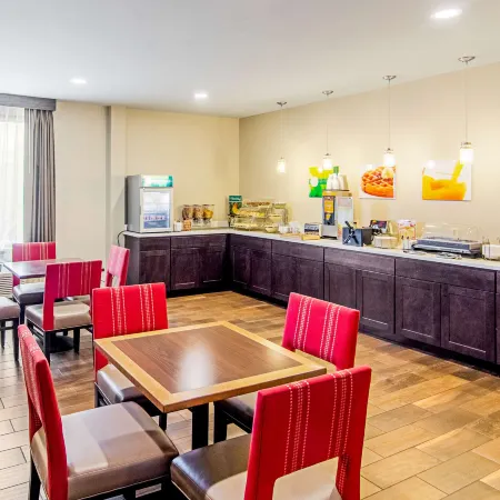 Quality Inn & Suites Near Tanger Outlet Mall