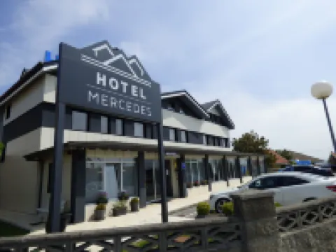 Hotel Mercedes Hoteles cerca de Camping Bungalows Costa San Juan