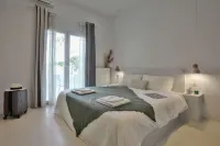 Penthouse & Apartments by the Sea Airport Airstay - parking