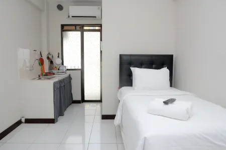 Alluring Studio at Lagoon Apartment Near Bekasi Town Square Отели в г. Rawalumbu