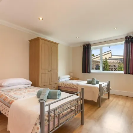 Sunningdale - Beach Side Cottage, Sea Views, Parking