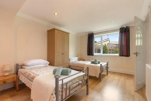 Sunningdale - Beach Side Cottage, Sea Views, Parking