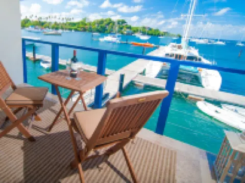 藍礁湖度假村及碼頭 金斯敦酒店