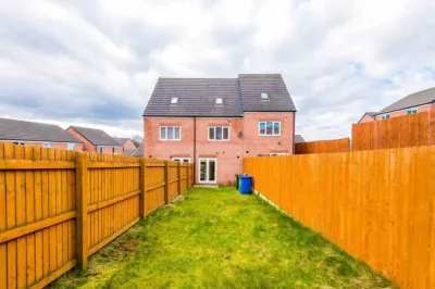 Lovely Three Bed Home Manchester