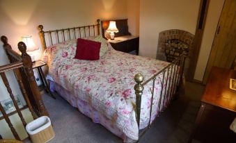 Cosy Secret Cottage in a Beautiful Walled Garden