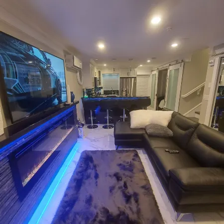 New Luxury 3 Bedroom Townhouse Отели рядом с достопримечательностью «Дэвид Томпсон Секондари Скул»