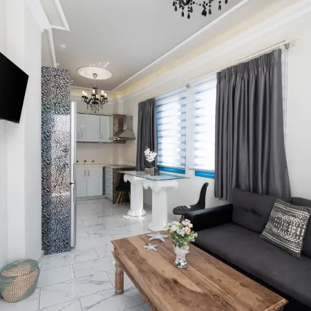 Santorita Suites Отели рядом с достопримечательностью «Пляж Камбия»