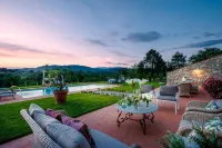 Villa Flora in Montecarlo - Swimmingpools