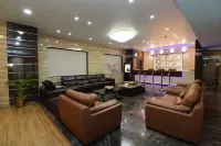 Aristocrat Hotel - parking