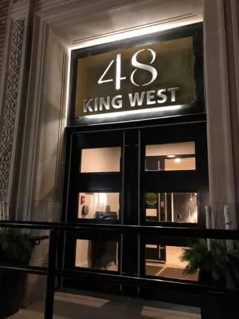 48 King West Отели рядом с достопримечательностью «King's Lock Craft Distillery»