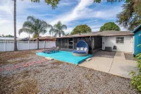 Carefree Cove on Lake Connie - With Hot Tub! 15 mins to Legoland Hotels near Peppa Pig Theme Park Florida
