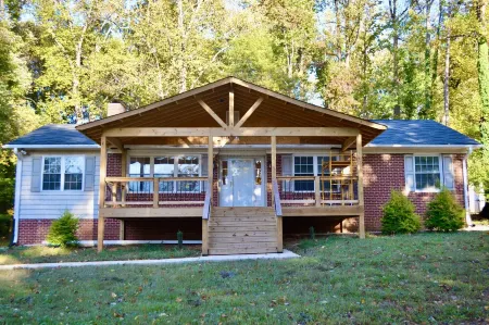 The Sunrise! Close to Wake forest University. 2 King beds. Quiet neighborhood!