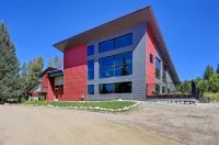 Spacious 2B-2B Condo in WP - Mtn. Views, Hot Tub / Pool, Free Shuttle, Walkable