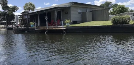 1-Bedroom Cottage and Private Boat Dock on Deepwater Canal Close to the Springs