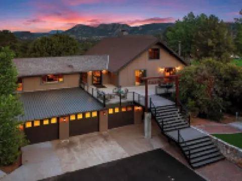 5 Acre Retreat w/ Pickleball, Hot Tub, Mountain Views & Private Theater. Hotels in Payson